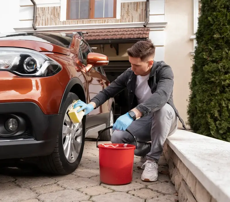 Lavage auto à domicile Saint-Martin-la-Plaine : professionnel intervenant sur un véhicule